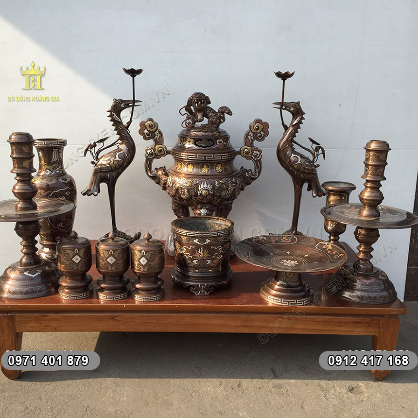 Bộ đồ thờ c&uacute;ng bằng đồng chuẩn v&agrave; đầy đủ bao gồm những g&igrave;?